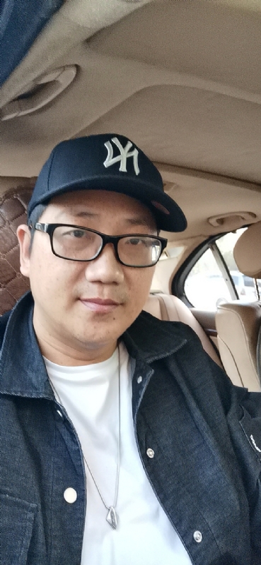 拥抱幸福的第一张照片--平和相亲网